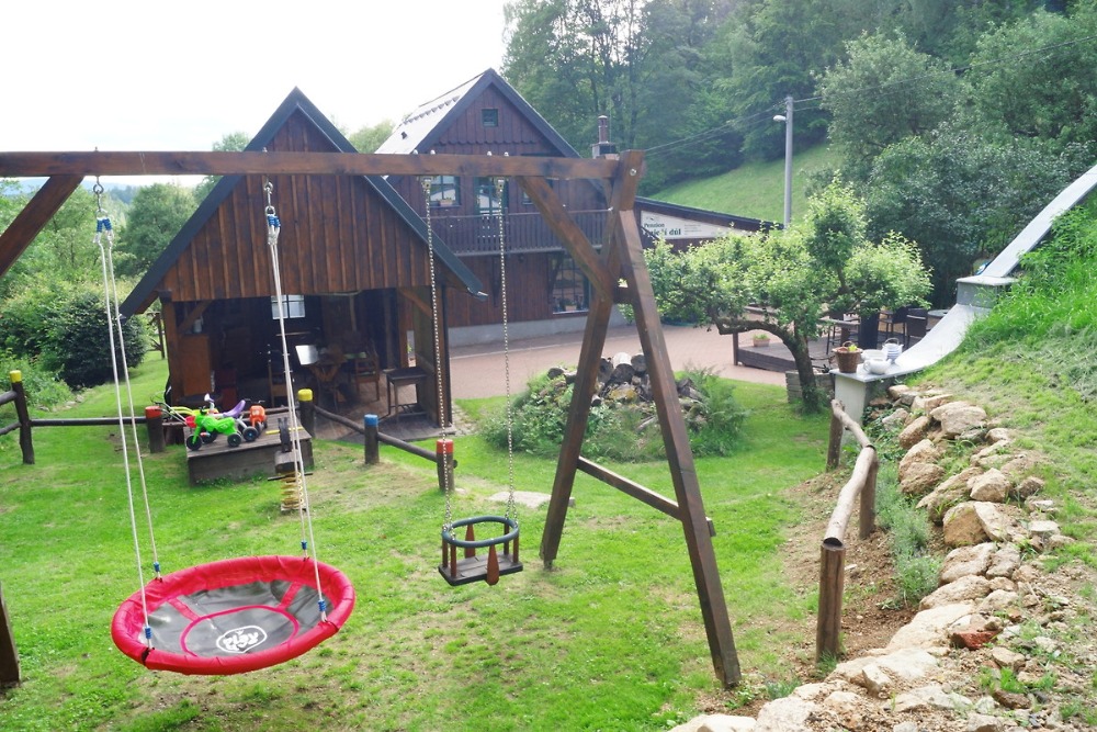 Dětské houpačky na zahradě