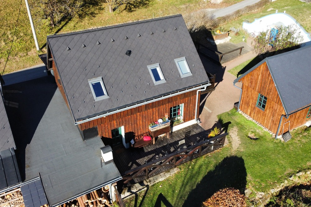 Letecký pohled na penzion Zaječí Důl a okolní lesy