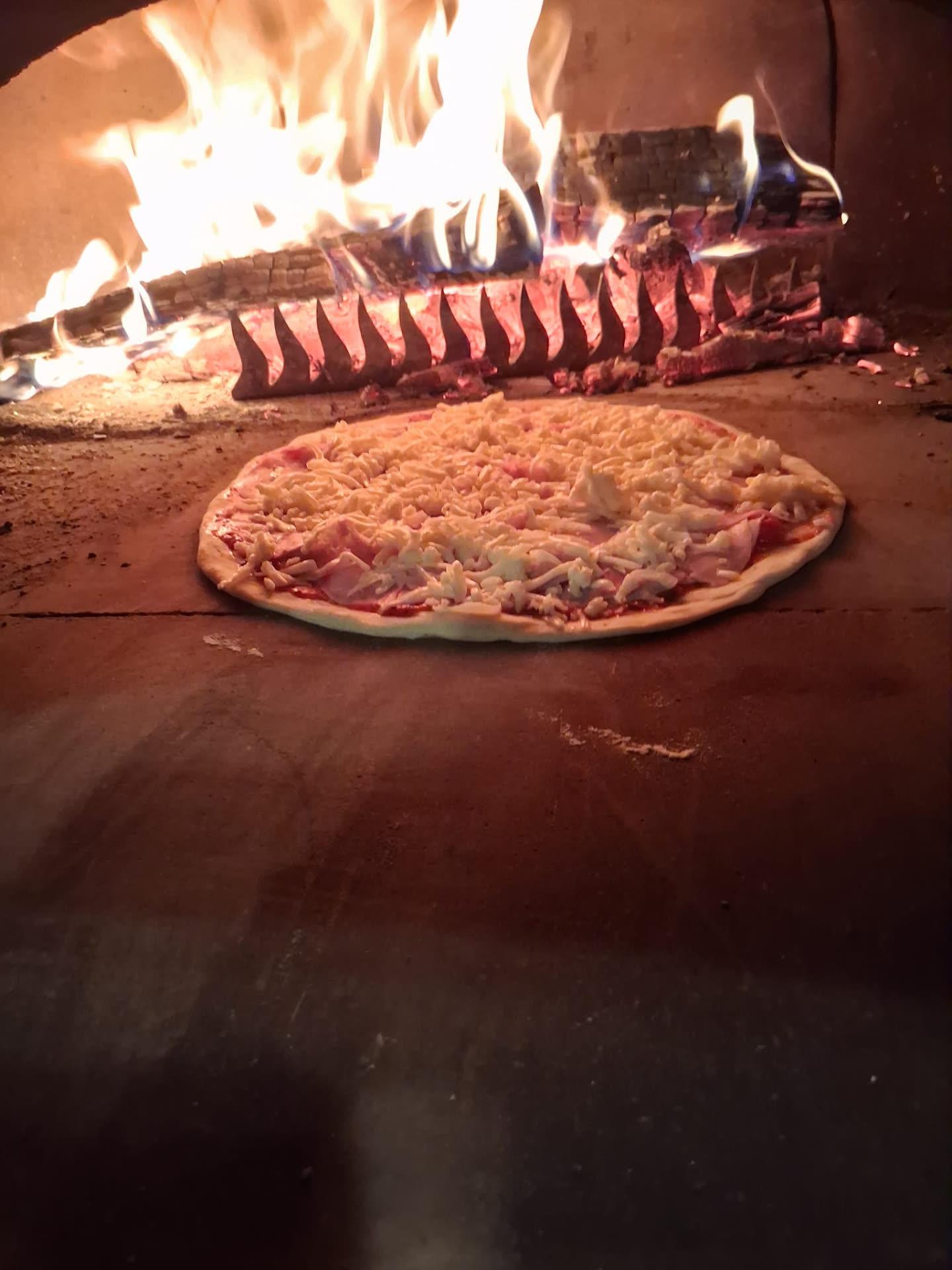 Pizza v rozpálené pizza peci